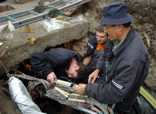 Због крађе каблова већ ТРИ ДАНА 500 људи не може да ради:  Нестанком струје ОБУСТАВЉЕНА производња у три нишке фабрике